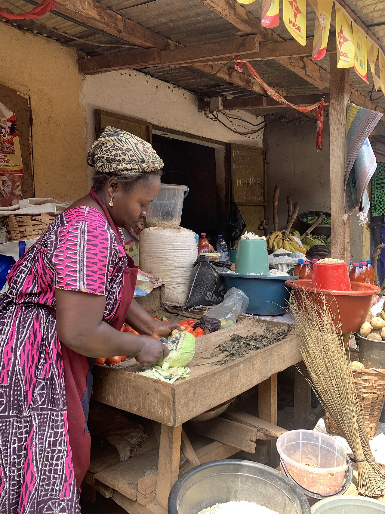 March&eacute; de Yaound&eacute; avec produits alimentaires locaux pour le catalogue Happy Up